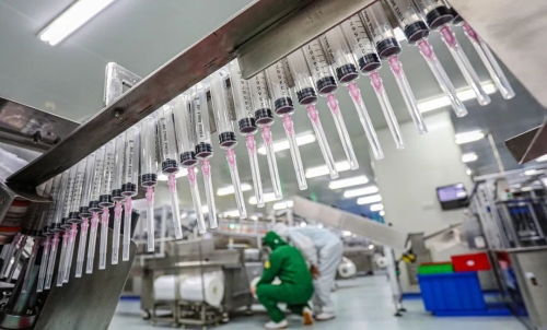 威高工廠插上數(shù)字翅膀 火炬高技術(shù)產(chǎn)業(yè)開(kāi)發(fā)區(qū)實(shí)現(xiàn)生產(chǎn)全掌控，一屏覽車(chē)間